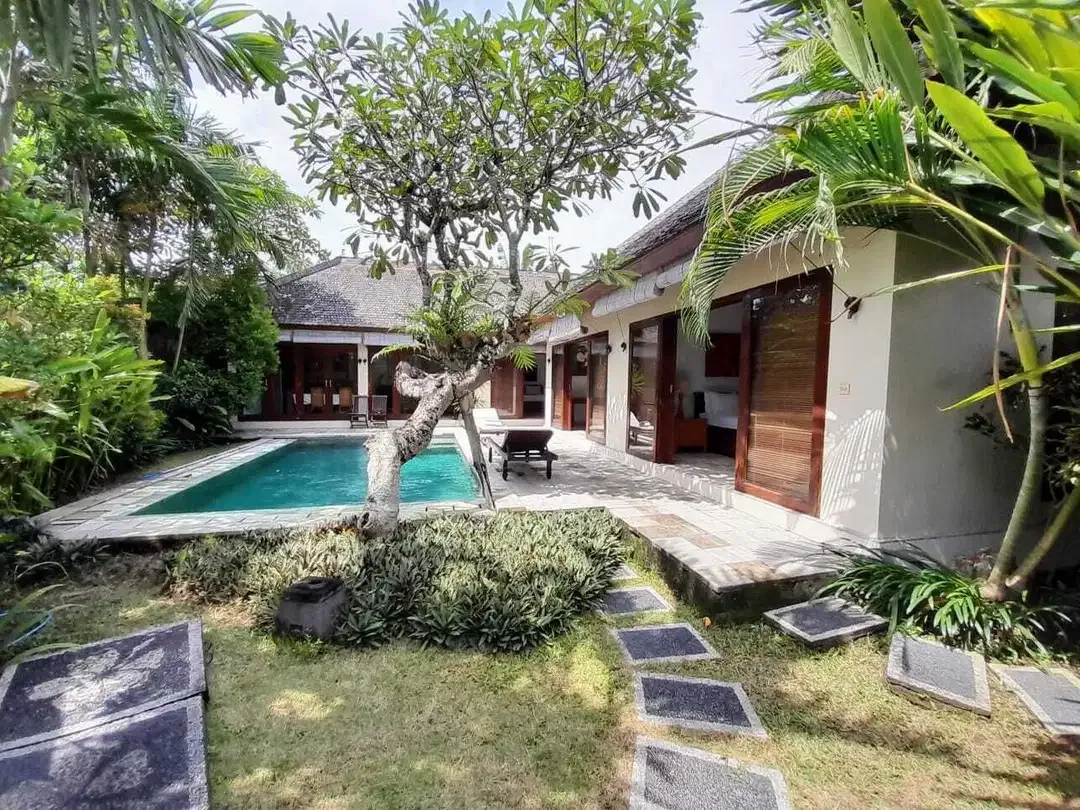 VILLA SEMINYAK JUAL CEPAT HITUNG TANAH SAJA KONDISI TERSEWA - Image 5 of 10