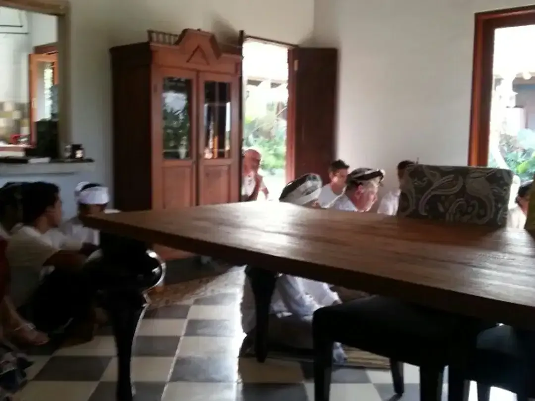 Vila 5 Kamar Tidur yang Luas dan Dikelilingi Pepohonan Hijau di Umalas - Image 3 of 5
