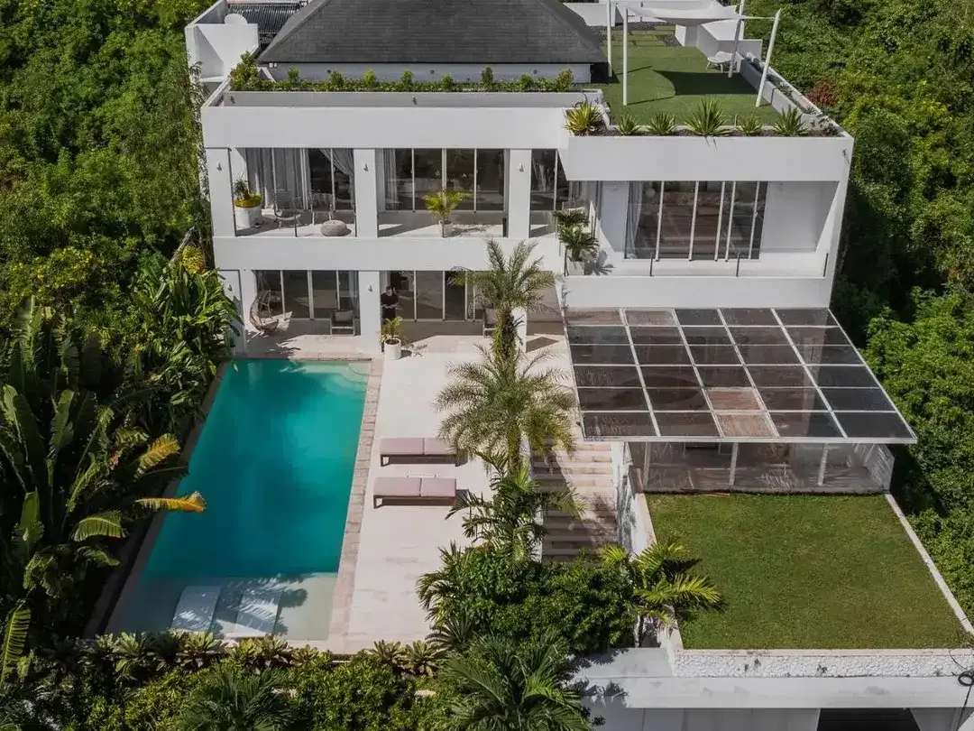 Freehold - Luxurious 4-Bedroom Villa in Ungasan: Modern Elegance and Prime Location - Image 1 of 10