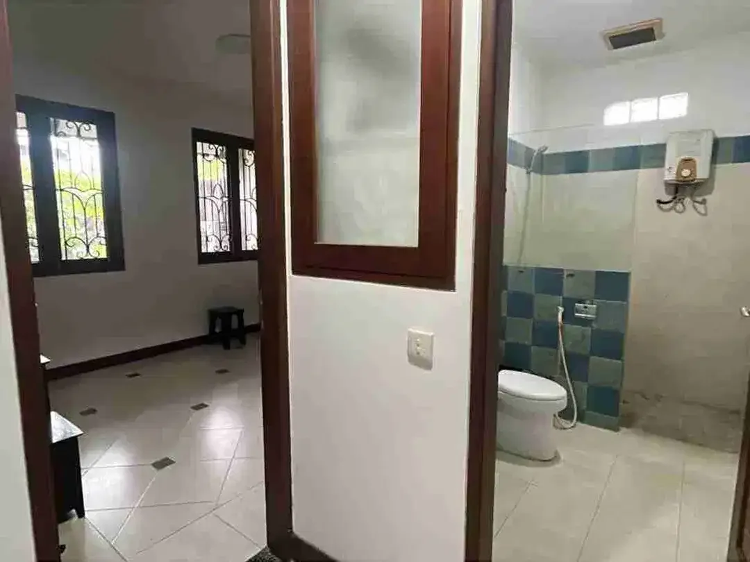 Disewakan Rumah 3 kamar luas 4 are di kawasan Elite Renon dengan halaman dan parkir luas - Image 10 of 10