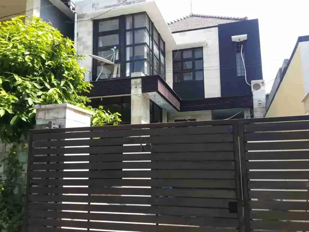 Rumah Ada Pool 2Lt 150M2 Strategis Dkt Raya Tk Pakerisan Panjer Jl6mtr - Image 1 of 8