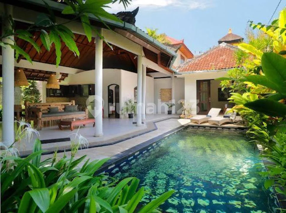 Villa di Pusat Area Seminyak Hanya 5 Menit ke Pantai Legian - Image 1 of 4