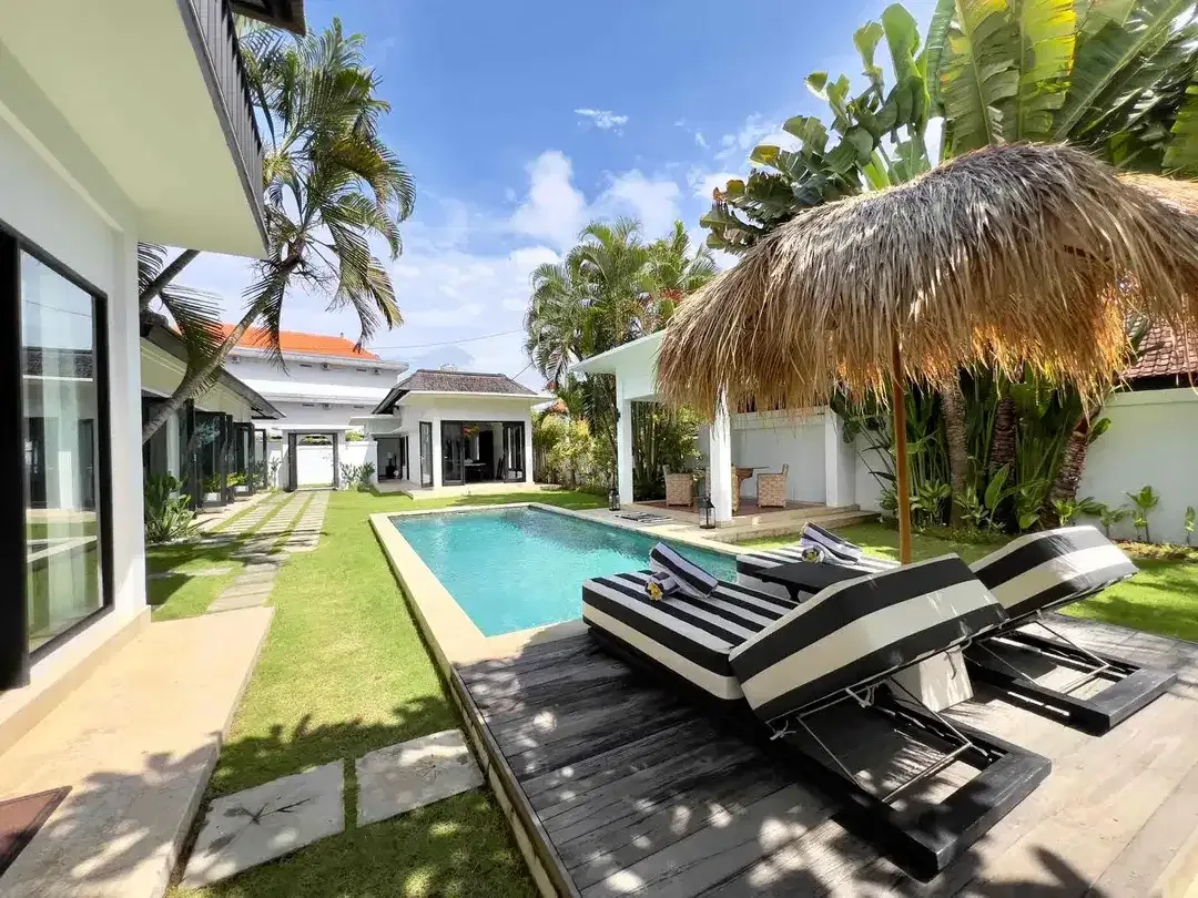 4 BEDROOMS LUXURY TROPICAL STYLE JUST 1,4 Km WALKING DISTANCE TO BATU BOLONG BEACH - CANGGU - Image 3 of 10