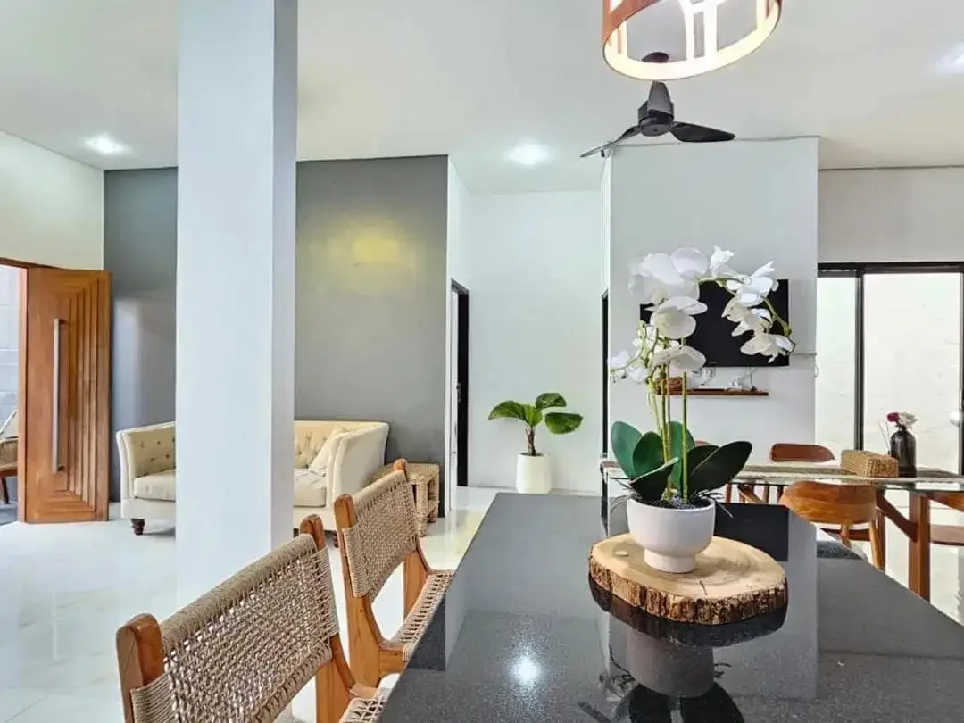 Freehold (DIJUAL) Rumah Modern semi Villa Kerobokan Badung - Image 2 of 10