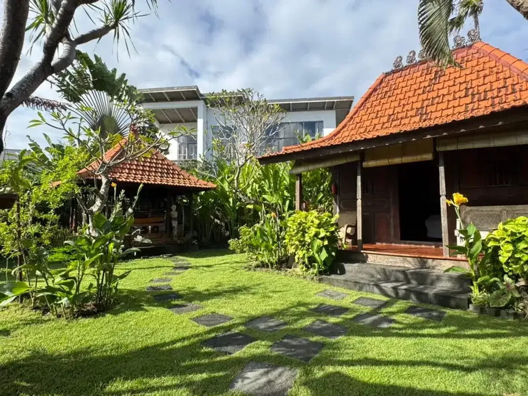 DIJUAL VILLA BIG GARDEN DI SANUR   Villa nyaman dengan taman luas, berlokasi di kawasan Tunggak Bingin, Sanur, berada di lingkungan perumahan dan vill - Image 7 of 10