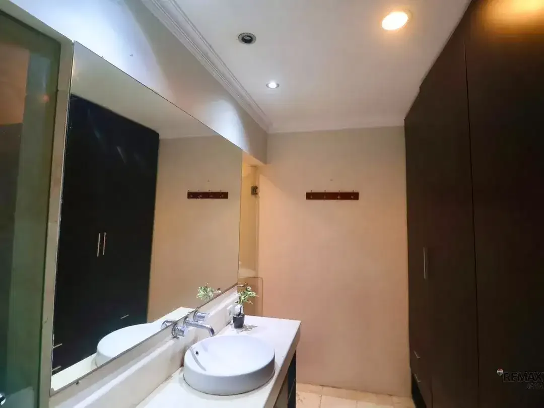 Rumah 4 Lantai dengan Rooftop Dijual, di Seminyak - Image 7 of 7