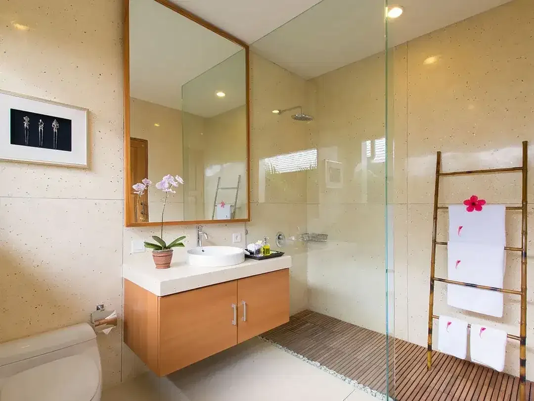 Freehold - Luxurious Balinese Retreat with Spacious Living, Lush Gardens, and Prime Seminyak Location - Image 10 of 10