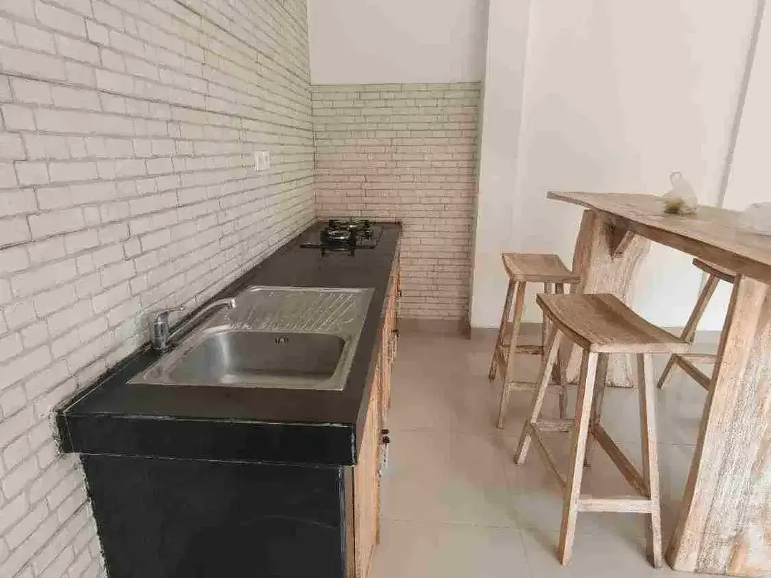Villa 2 Kamar 1 kantor semi Furnished lokasi premium Canggu 5 menit ke Pantai berawa bebas banjir SHM - Image 3 of 10