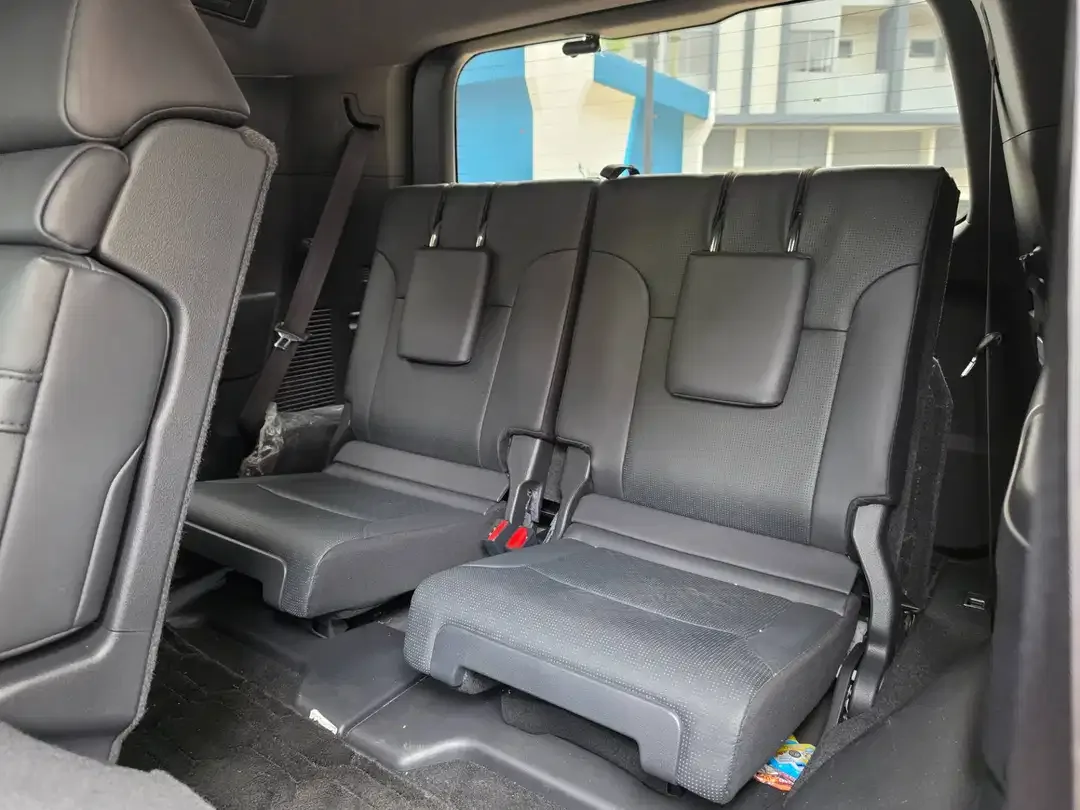 Toyota Land Cruiser 300 VXR 4x4 - Image 10 of 10