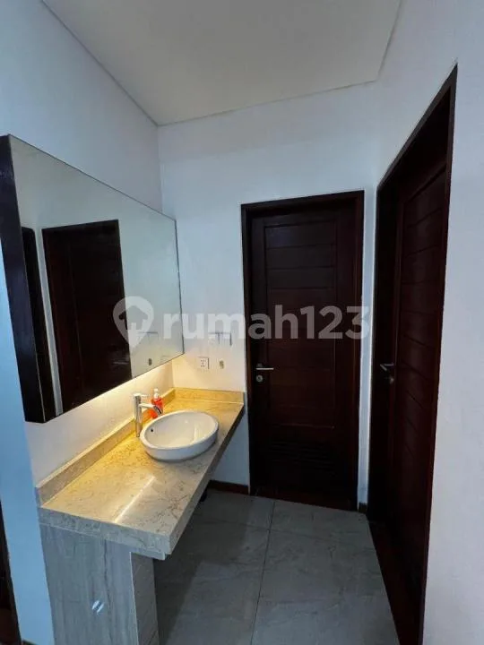 Rumah Cantik di One Gate System Dekat Pantai - Image 2 of 4