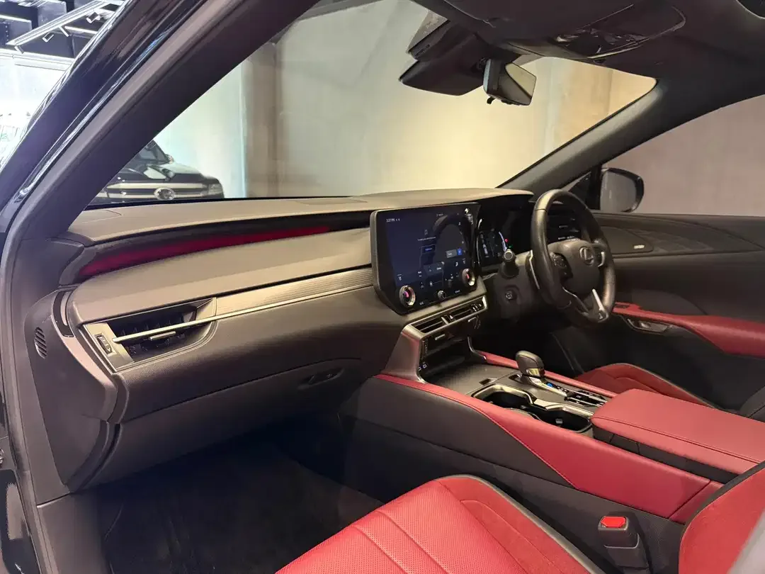 Lexus RX-500H F-Sport 2023 - Image 9 of 10