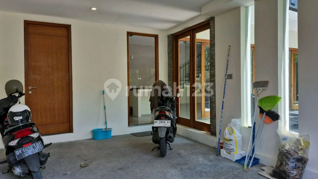 Sewa/ Jual Villa 2 Lantai.+ Pool + Rooftop Tibubeneng -Canggu - Image 3 of 4