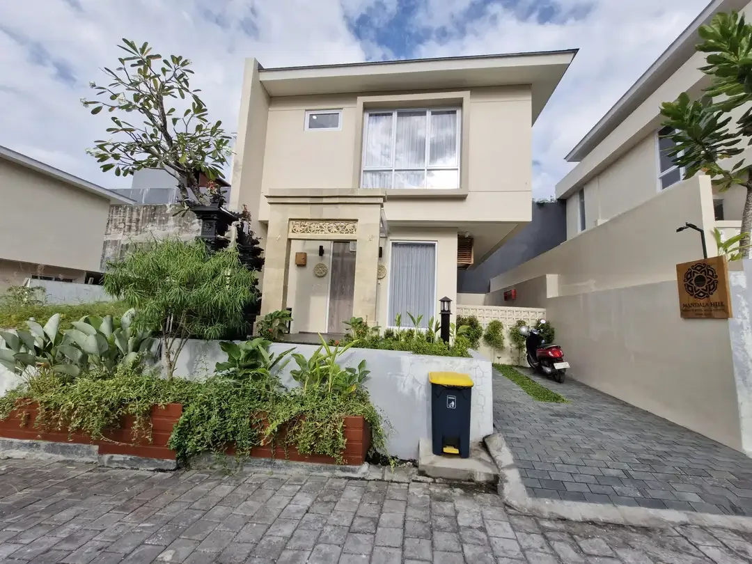 SEWA VILLA MODERN DALAM KOMPLEKS FULLY FURNISHED DI NUSA DUA - Image 1 of 9