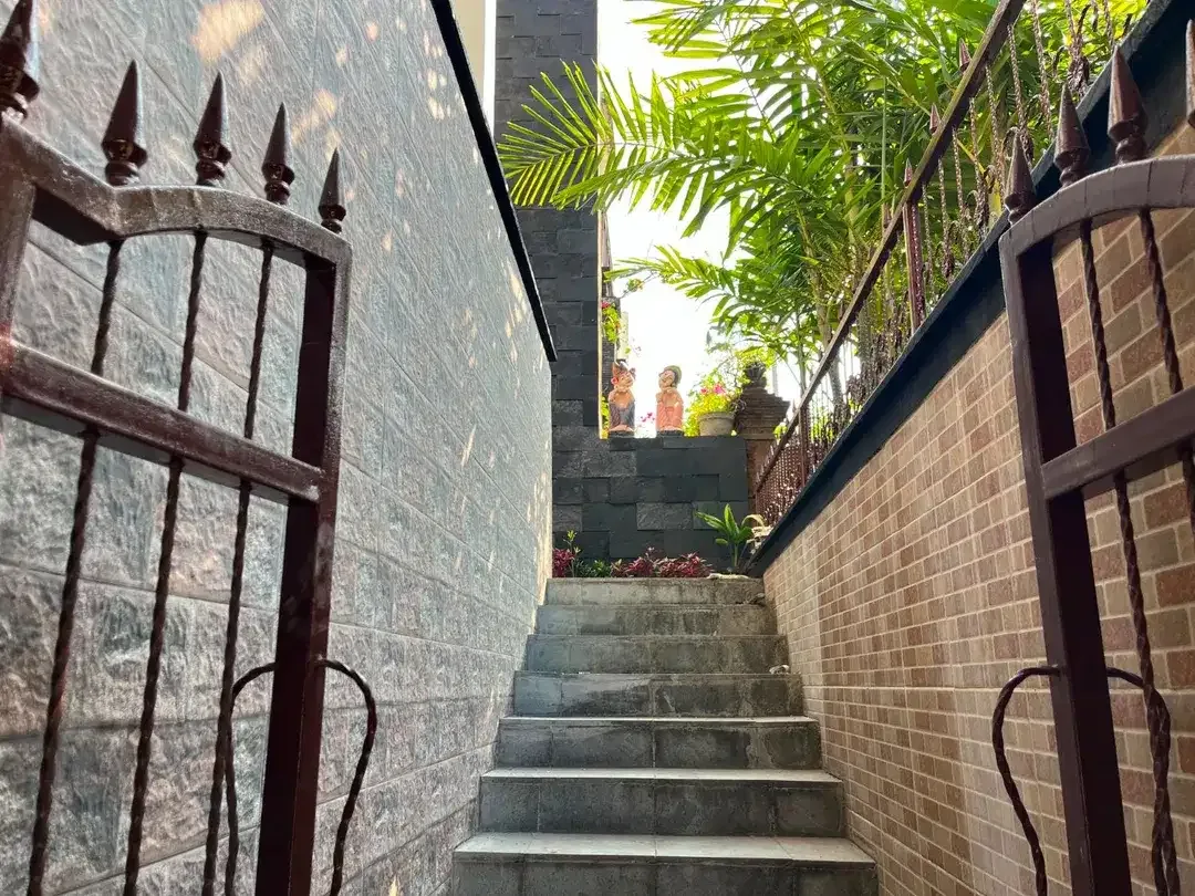 RUMAH 3 LANTAI DENGAN PRIVATE POOL DI HAYAM WURUK DENPASAR - Image 2 of 10
