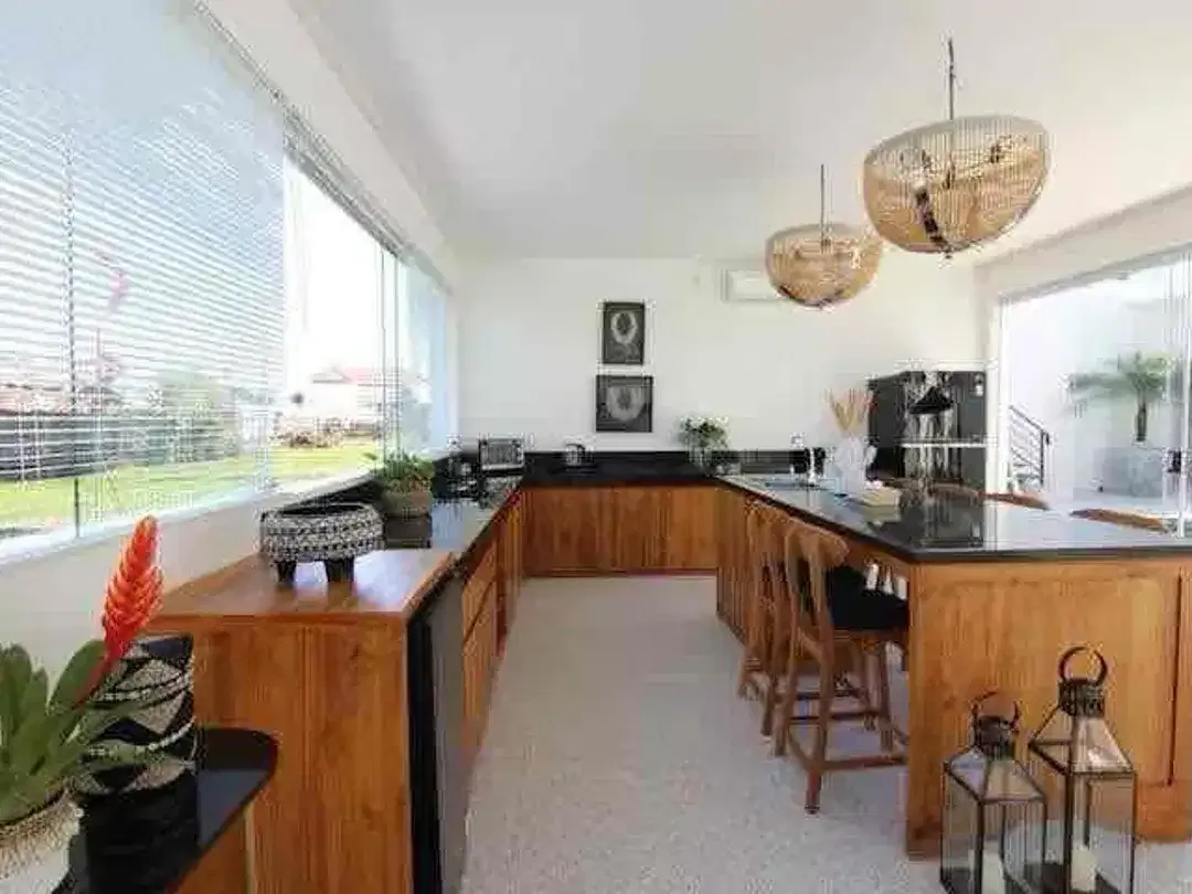 3 BEDROOMS RICE FIELD VIEW VILLA LUXURY MODERN STYLE SECURE LIVING LOCATION PRIME AND STRATEGIC AT BATUBOLONG CANGGU - Image 8 of 10