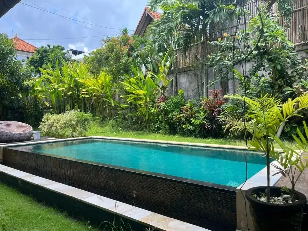 Disewakan villa cantik dengan lokasi strategis di kawasan Banjar Canggu, Kuta Utara – Bali. Cocok untuk tempat tinggal maupun investasi rental villa. - Image 7 of 10