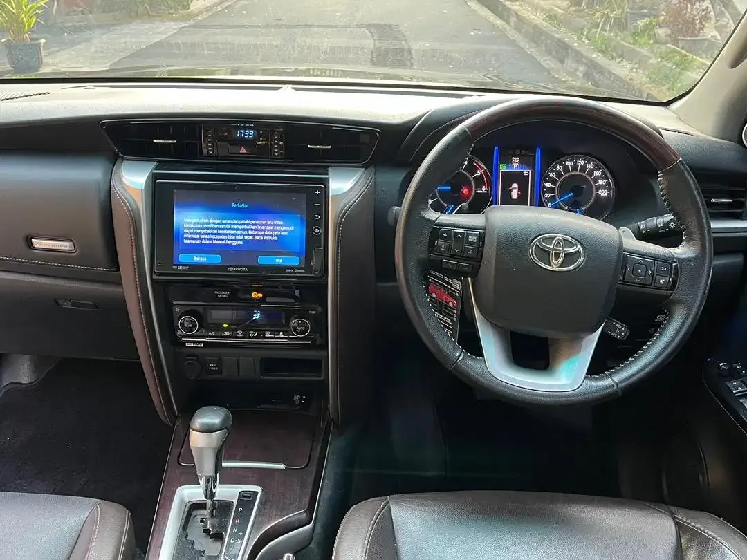 Fortuner vrz 2.4 matic diesel asli bali - Image 8 of 10