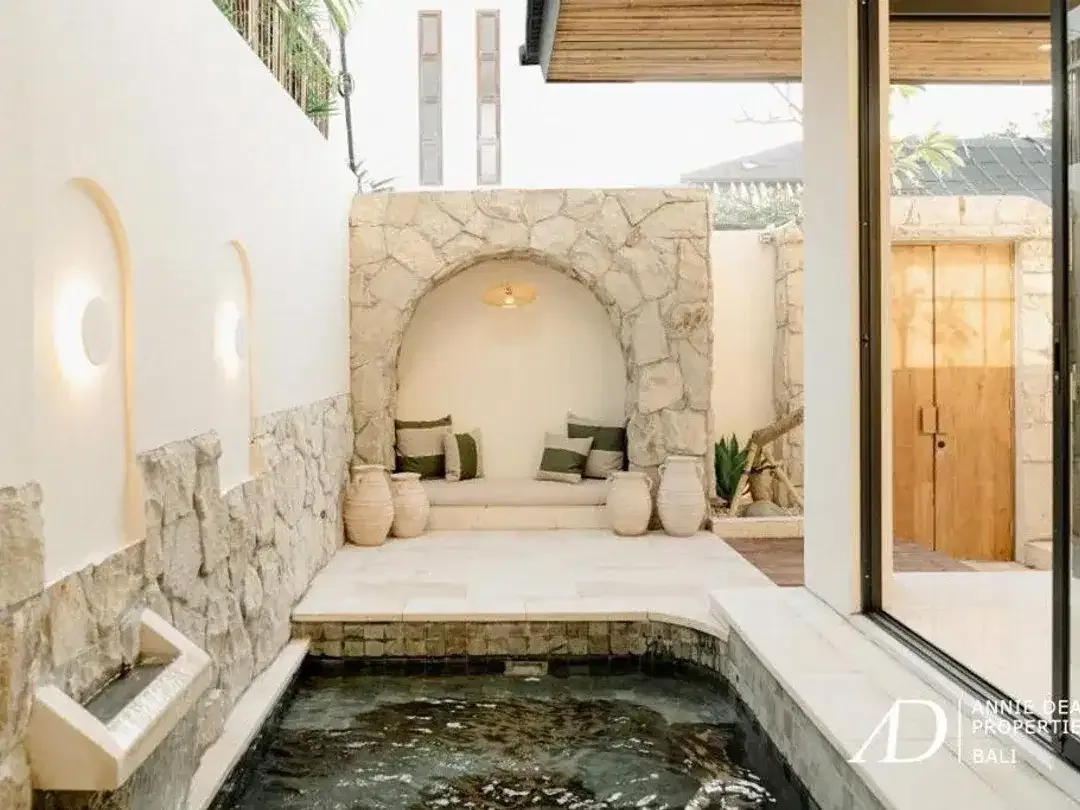 LEASEHOLD | MEDITERRANEAN-STYLE 2-BEDROOM VILLA - OBEROI, SEMINYAK - Image 7 of 8