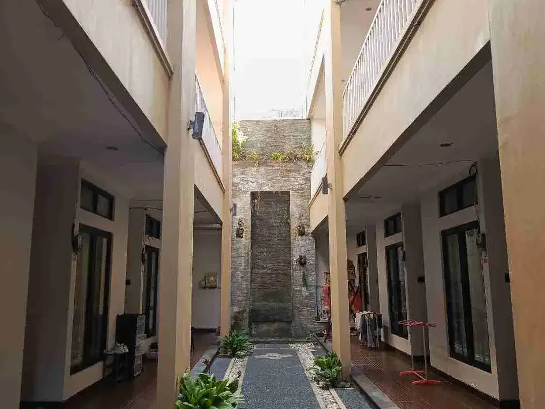DI JUAL CEPAT GUEST HOUSE 4 LANTAI DI KAWASAN RENON
Lokasi Jalan Pemuda III, Renon, Denpasar Selatan, Kota Denpasar, Bali
- LT : 426 m2
- LB : 950 m2
Lebar Depan 20 Meter
Lebar Jalan 4 Meter - Image 3 of 10