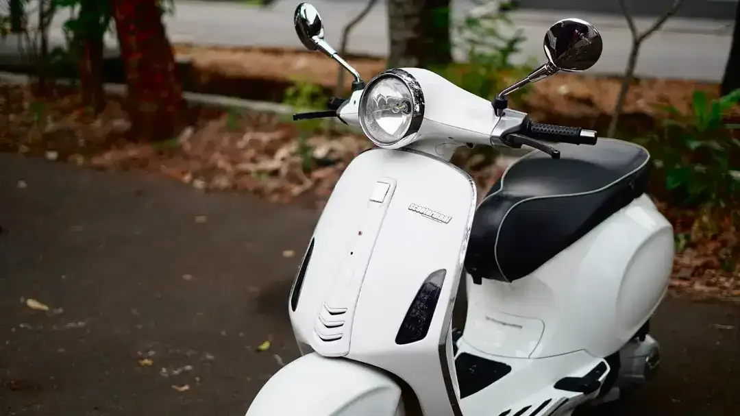 VESPA PRIMAVERA 150 3V 2015 PUTIH MODIF - TERMURAH SEINDONESIA - Image 1 of 8