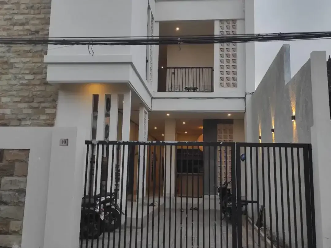 Kost Eksklusif 3 Lantai di Teuku Umar Lokasi Sangat Strategis - Image 2 of 10