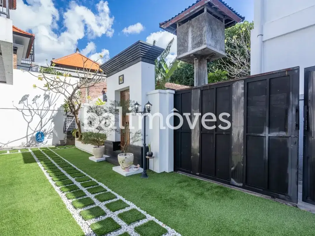 Vila Dua Lantai yang Indah dengan Dua Kamar Tidur di Area Pantai Sanur - Image 8 of 10