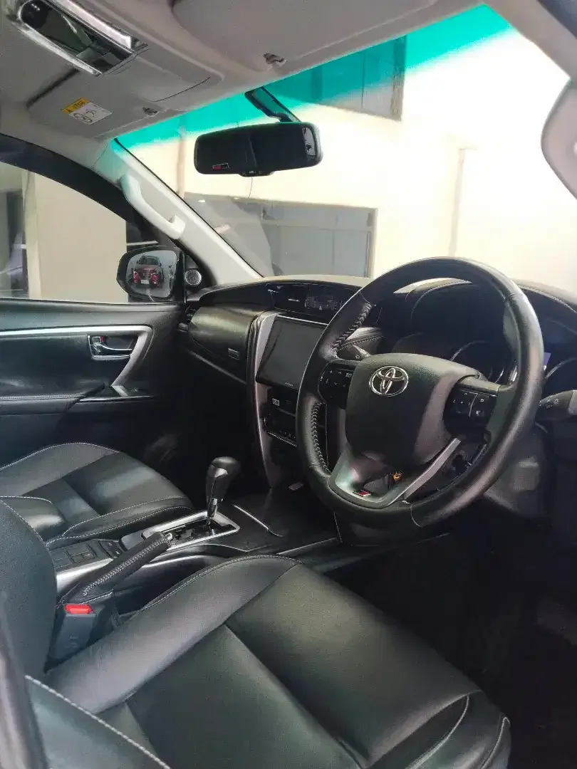 FORTUNER SRZ GR SPORT AT BENSIN LOW KM SEPERTI BARU DEALER - Image 8 of 10