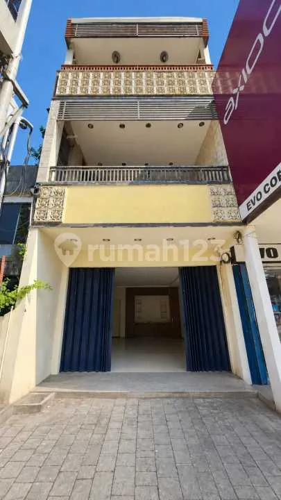 Ruko 3 Lantai Baru Renovasi di Jalan Teuku Umar Lokasi Premium - Image 1 of 4
