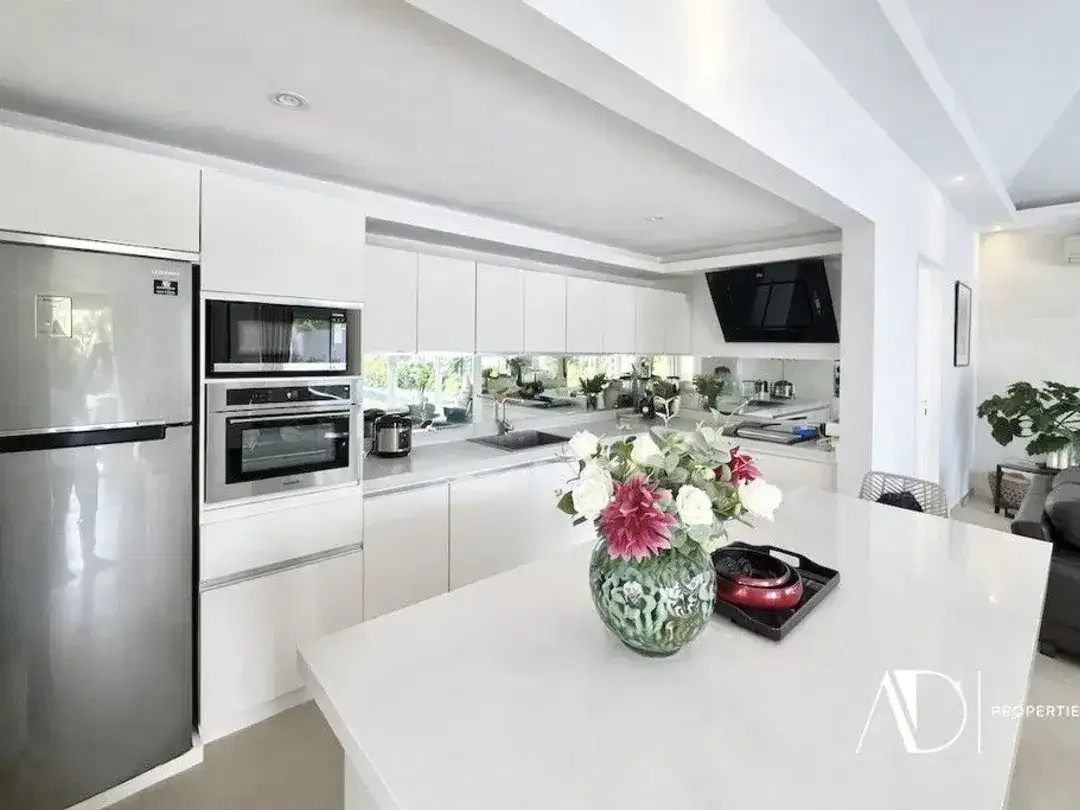 LEASEHOLD | TROPICAL 3-BEDROOM VILLA WITHIN A COMPLEX IN UMALAS BUMBAK - Image 7 of 10