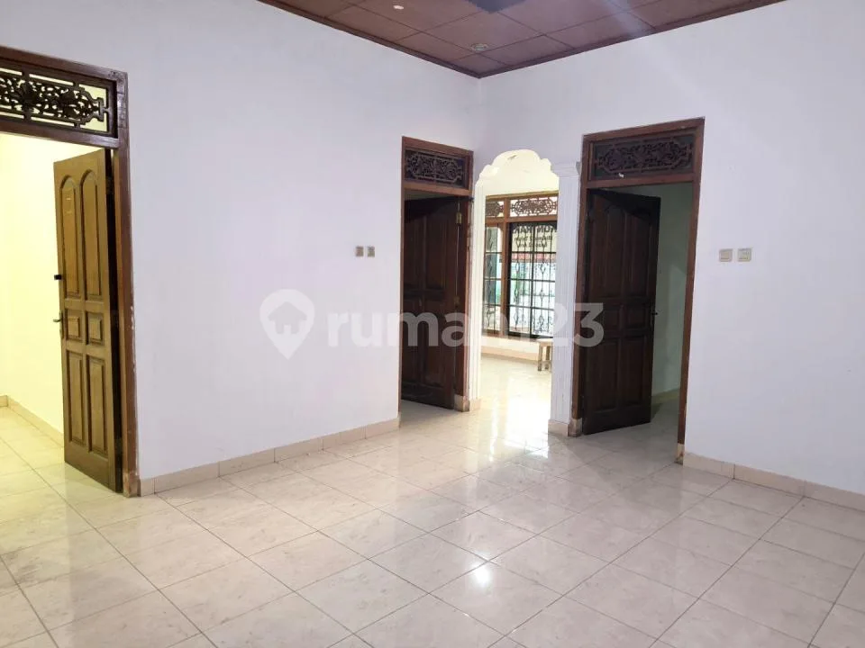 Rumah 1 Lantai Lokasi Strategis 4 Br Unfurnished di Gatsu Barat - Image 2 of 4
