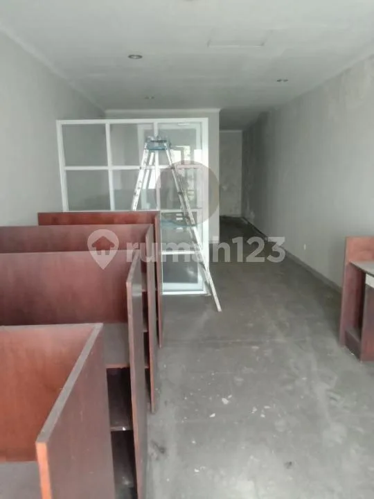 Suitable For Office or Business! Shophouse at Denpasar Barat Area, Good Access and located in busy area - Image 4 of 4