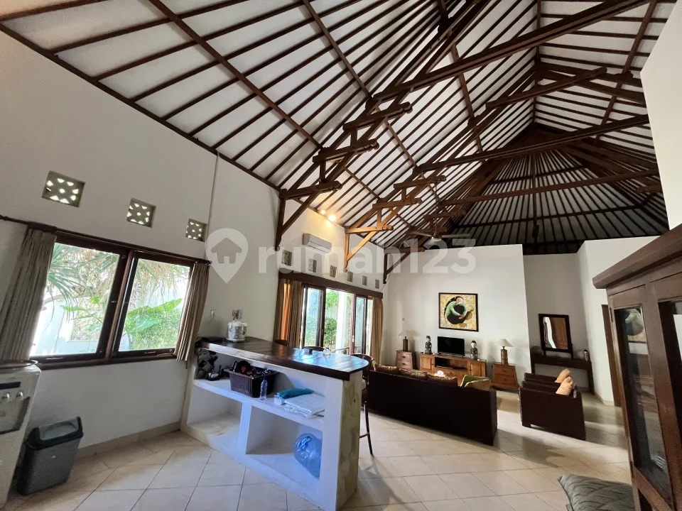 Di Jual Cepat Villa Gaya Classic di Jalan Raya Pantai Berawa , Canggu - Lokasi Strategis dan Nyaman - Image 2 of 4