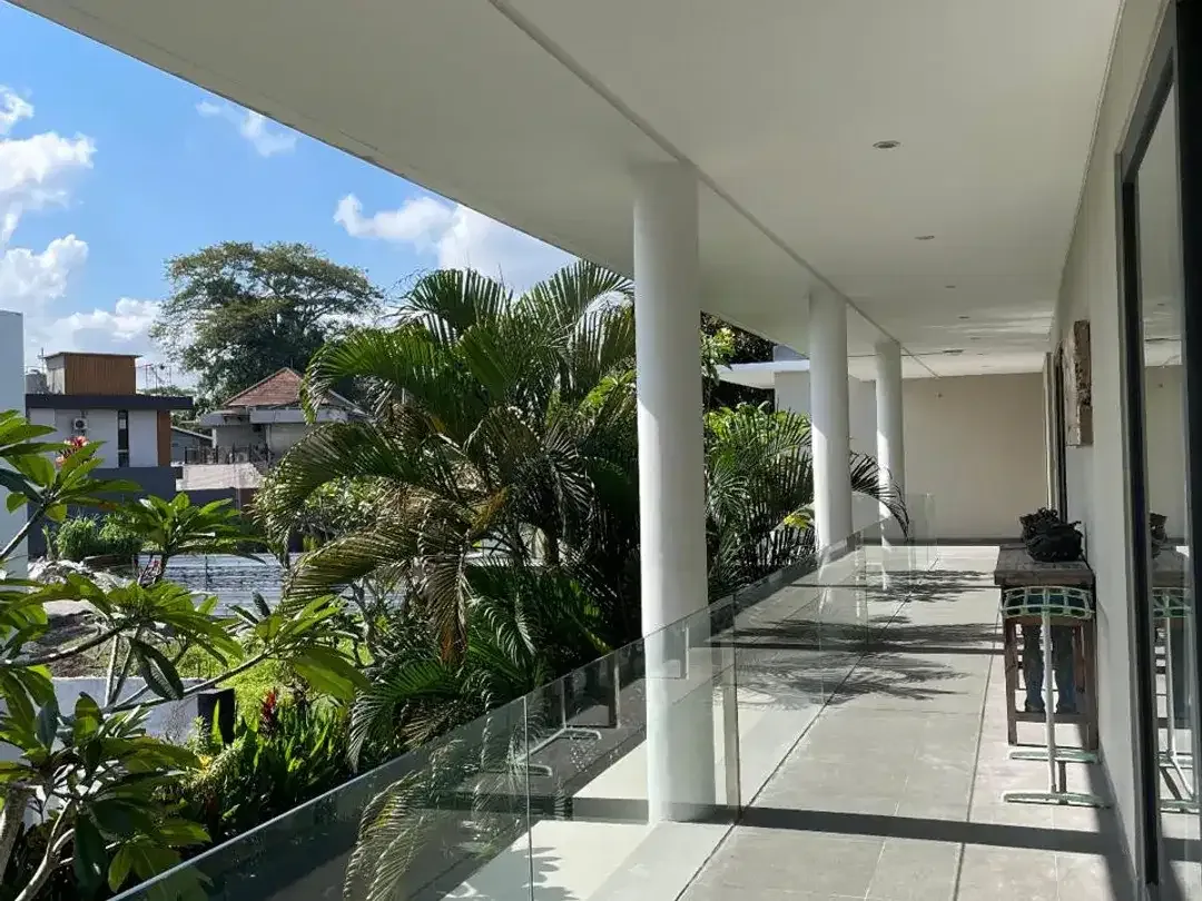 FOR RENT VILLA BIG GARDEN BIG POOL GOOD LOCATION NEAR BEACH DI CANGGU - Image 9 of 10