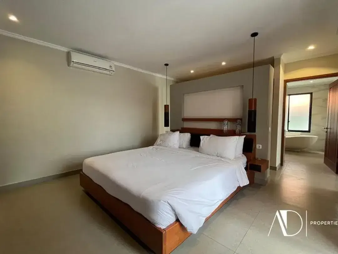 FREEHOLD | CONTEMPORARY 2-BEDROOM VILLA NEAR SEMINYAK - Image 6 of 10
