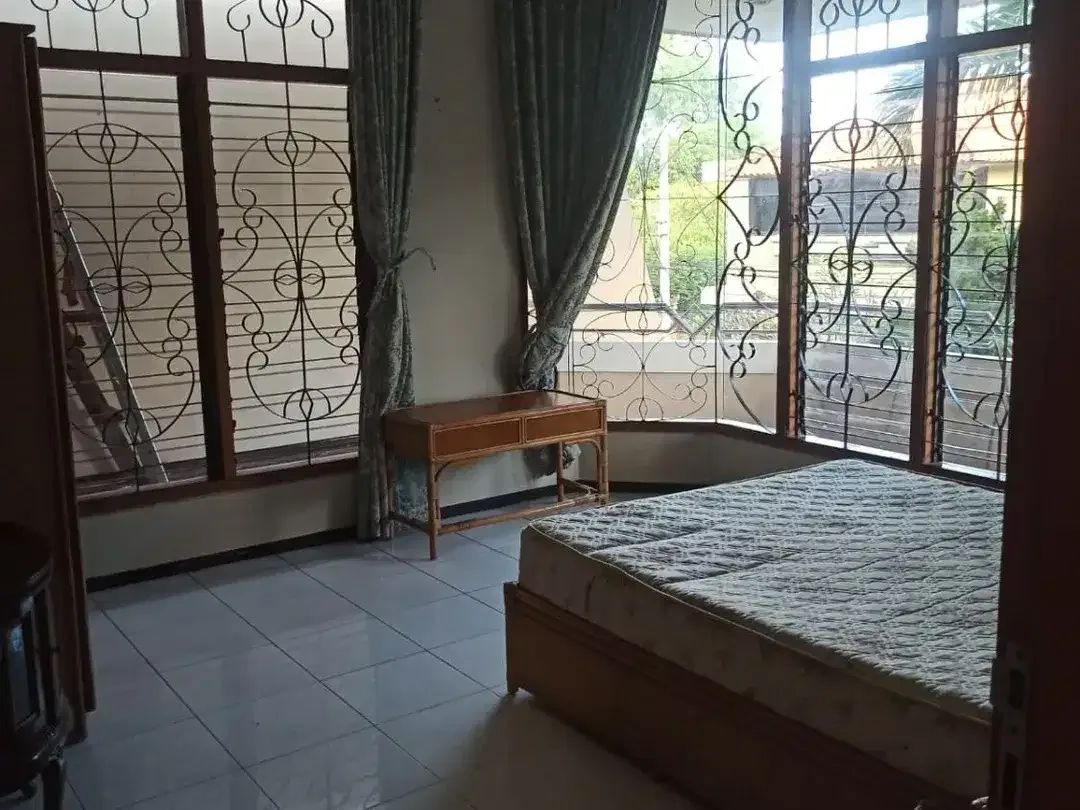 Disewakan Rumah Elegan 2 Lantai dengan Taman Asri di Lingkungan Premium di Renon - Image 3 of 9