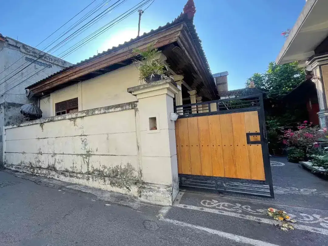 Dijual Cepat Rumah Lantai 2 Style Bali & Sangat Dekat dengan Jalan Induk Gunung Agung Denpasar Barat - Image 4 of 8