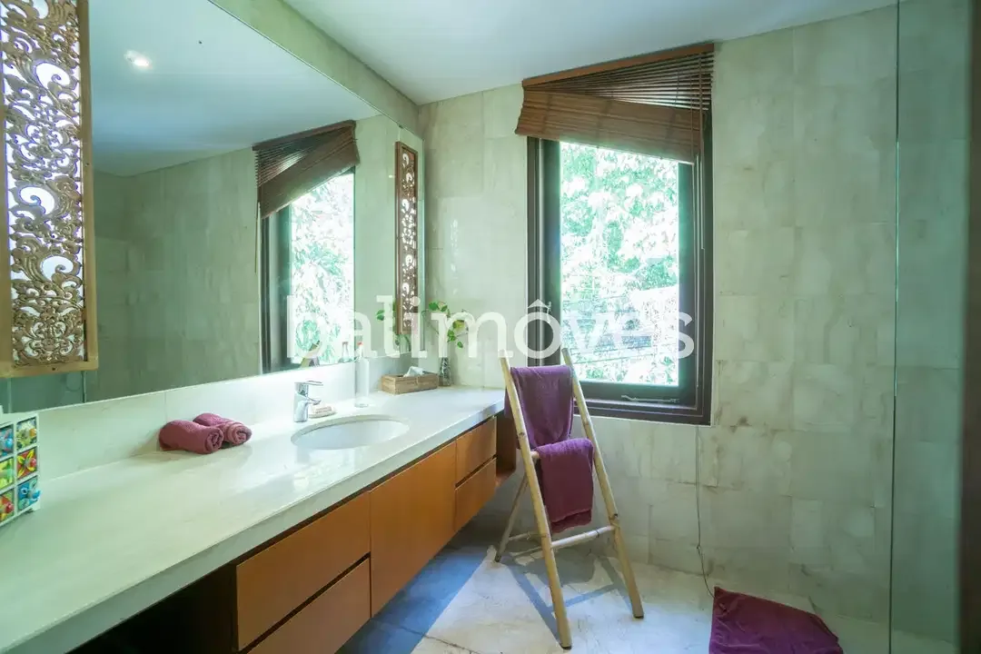 Vila Mewah dengan Lima Kamar Tidur yang Indah di Tepi Pantai Sanur - Image 8 of 10