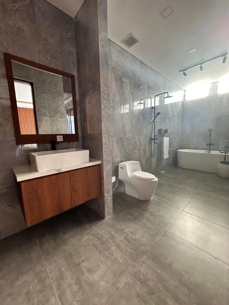 VILLA BRAND NEW 4BR FURNISHED WITH ROOFTOP VIEW LAUT NUSA DUA - Image 4 of 10