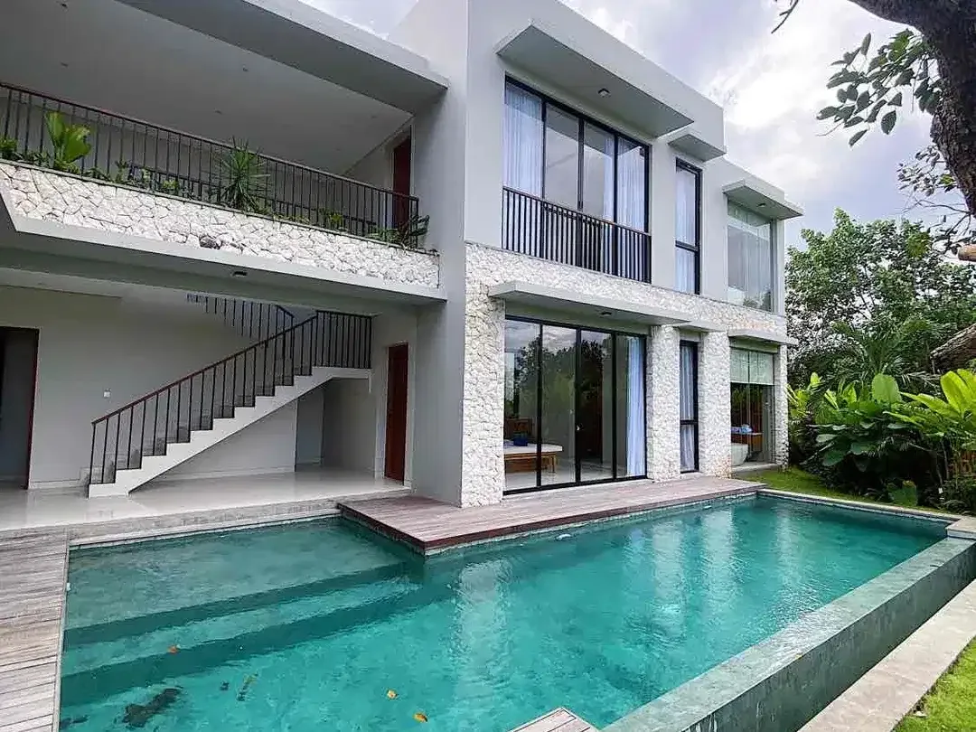 Villa Mewah Tropis Luas di Central Canggu – 4 Kamar Tidur dengan Kolam Renang Pribadi - Image 1 of 10