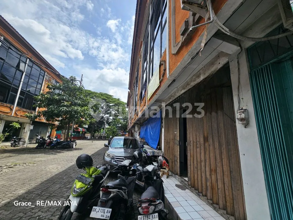 Ruko 3 Lantai Parkiran Luas di Pertokoan Diponegoro Denpasar - Image 1 of 4