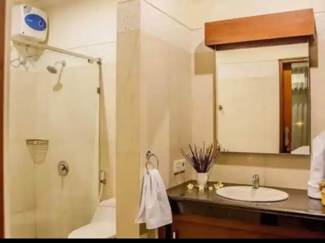 Dijual Rumah Mewah 8Kamar Kawasan Elite Moh Yamin Renon Denpasar - Image 5 of 10