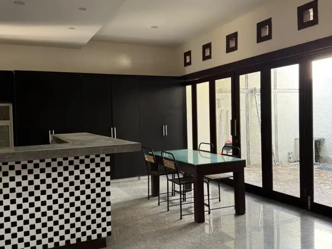 DISEWAKAN RUMAH MEWAH 2 LANTAI 5 KAMAR DI KAWASAN STRATEGIS RENON - Image 10 of 10