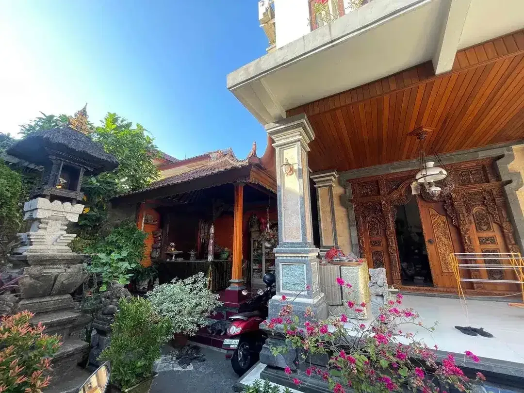 Dijual Cepat Rumah Lantai 2 Style Bali & Sangat Dekat dengan Jalan Induk Gunung Agung Denpasar Barat - Image 2 of 8