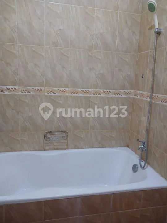 Disewakan Rumah Sewa 2 Lantai Semi Furnished - Kerobokan Badung - Image 4 of 4