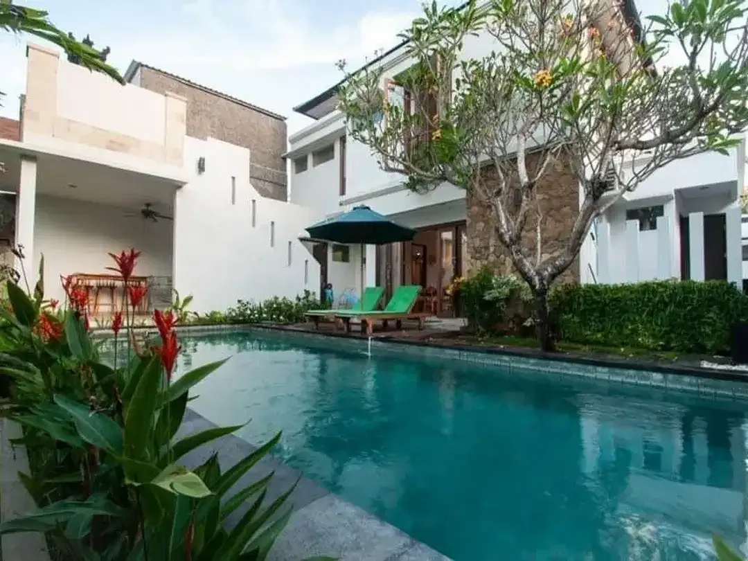 READY VILLA 3BR BIG POOL SANGAT TENANG LOKASI STARTEGIS DI UMALAS - Image 2 of 10