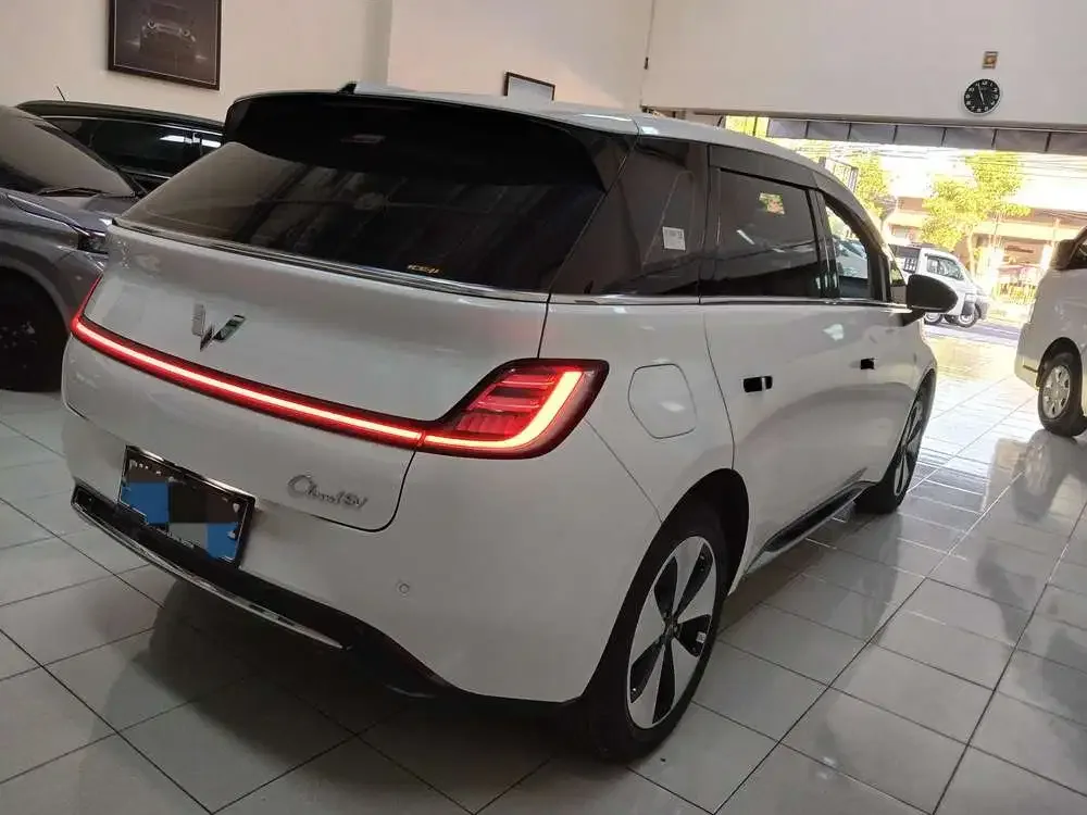 Wuling Cloud EV 2024 Putih A/T - Image 2 of 8