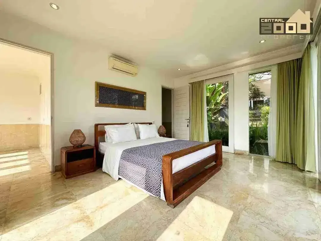 Traditional Meets Modern Villa with Rice Field View in Canggu - Image 7 of 10