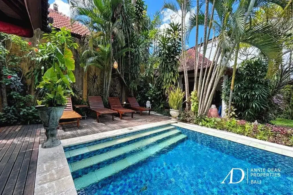 FREEHOLD | BALINESE-STYLE VILLA IN CENTRAL SEMINYAK - Image 4 of 10