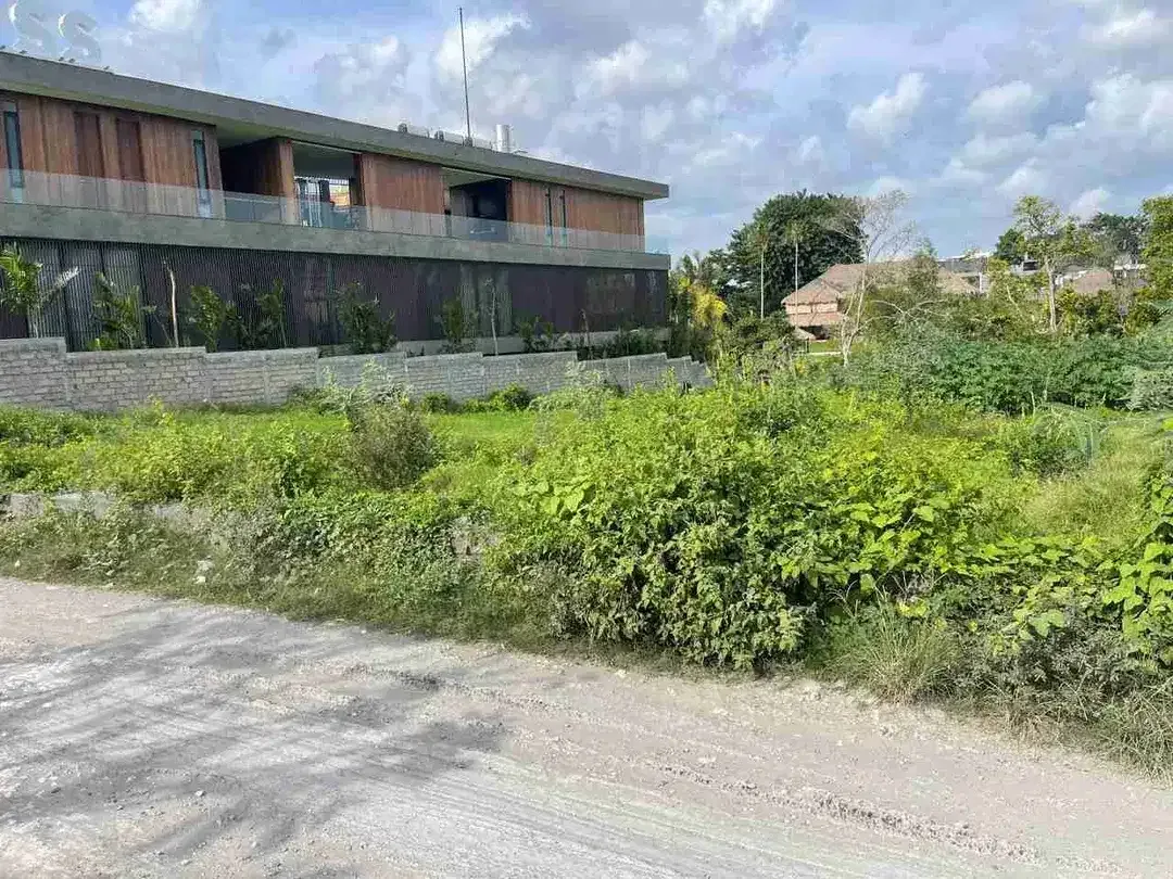Di jual tanah sangat langka ke pantai hanya 4 menit lingkungan villa mewah lingkungan bersih sangat cocok untuk di bangun villa - Image 1 of 9