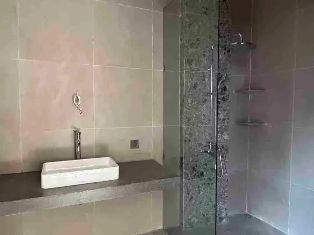 VILLA BARU 3BR SIAP HUNI DI CANGGU (TANAH LUAS 262m2) - Image 8 of 10
